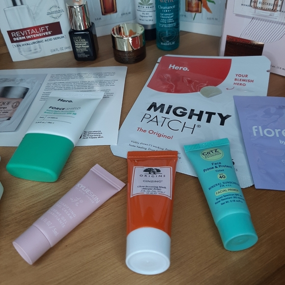 21 Piece Skincare Sample Set - Picture 5 of 6